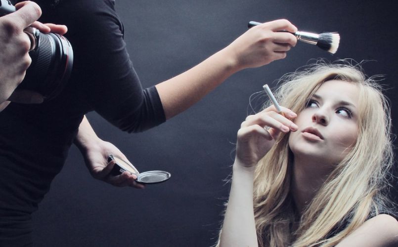 MAKE UP