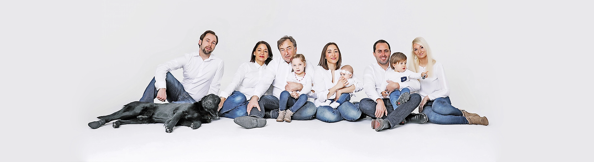 Fotostudio Fotoshoot Styling Porträt Familie Geschäft Hochzeit Makeup Fashion Album Profi Werbefoto Events Industrie Firmen Babybauch Digitalebildbearbeitung Bildretusche Socialmedia