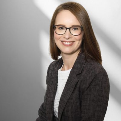 Modernes Businessporträt einer Frau