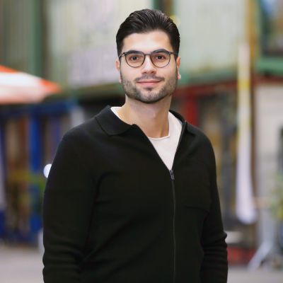 Businessporträt eines Mannes mit Brille in Oldenburg – FACELOUNGE